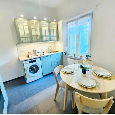 Prime Location Near Train Station Apartman *