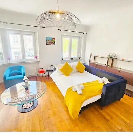 Prime Location Near Train Station Apartman