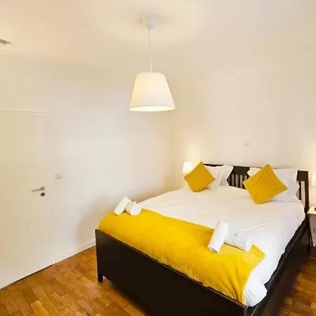 Prime Location Near Train Station Apartman