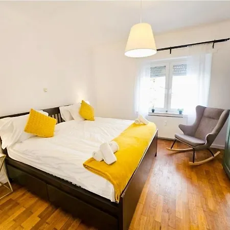 Prime Location Near Train Station Apartman