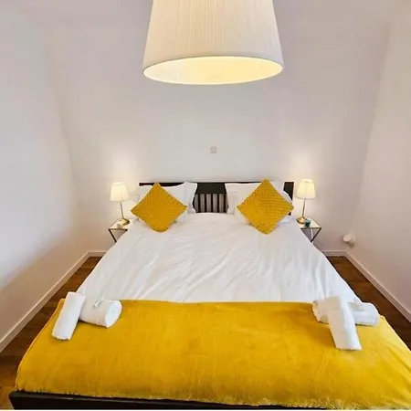 Prime Location Near Train Station Apartman *
