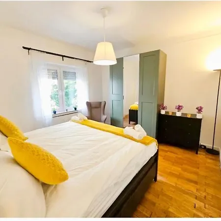Prime Location Near Train Station Apartman *