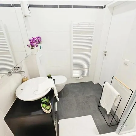 Prime Location Near Train Station Apartman